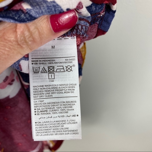 3/$20 Old Navy Burgundy Floral Sleeveless Top - Picture 4 of 5